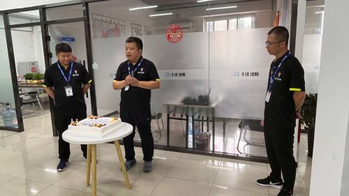 張校，馮校，闞校，三位校長切沈陽校區三周年蛋糕